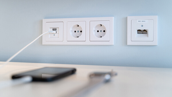 Розетки Berker Q3 — гармония белого и антрацитового цвета в современном интерьере