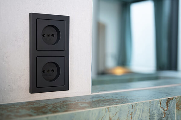 Розетки и выключатели Berker Q3 — коллекция в белом и антрацитовом цвете